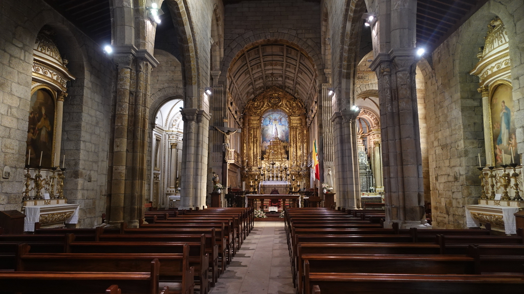 Kirche Igreja de Nossa Senhora da Oliveira - Innenansicht (Hauptgang) der 1401 eingeweihten Kirche