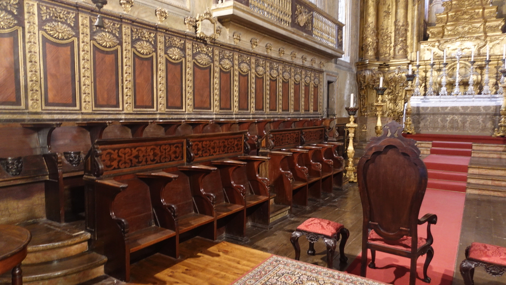 seitliche Sitze neben dem Altar
