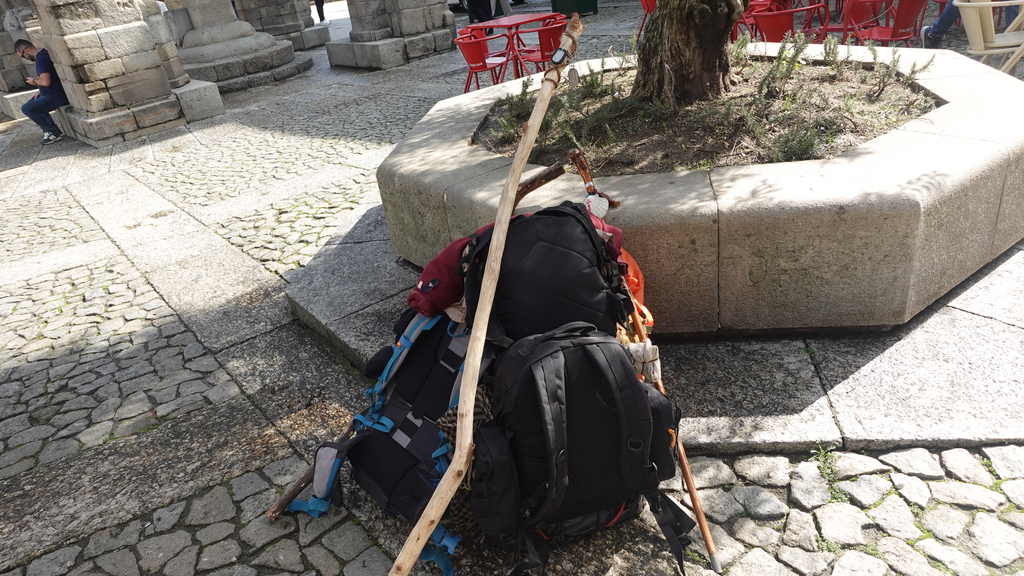Rucksack und Wanderstock eines Pilgers auf dem Jakobsweg