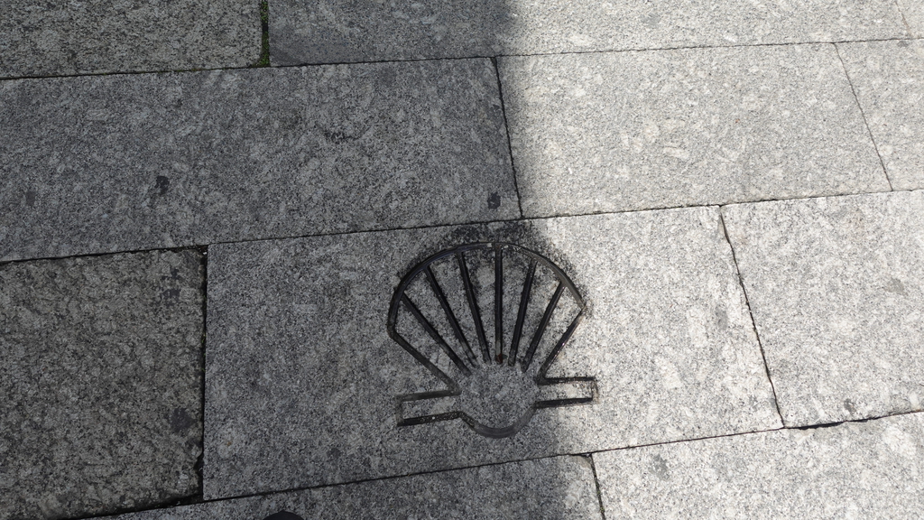 Symbol des Jakobswegs auf der Straße