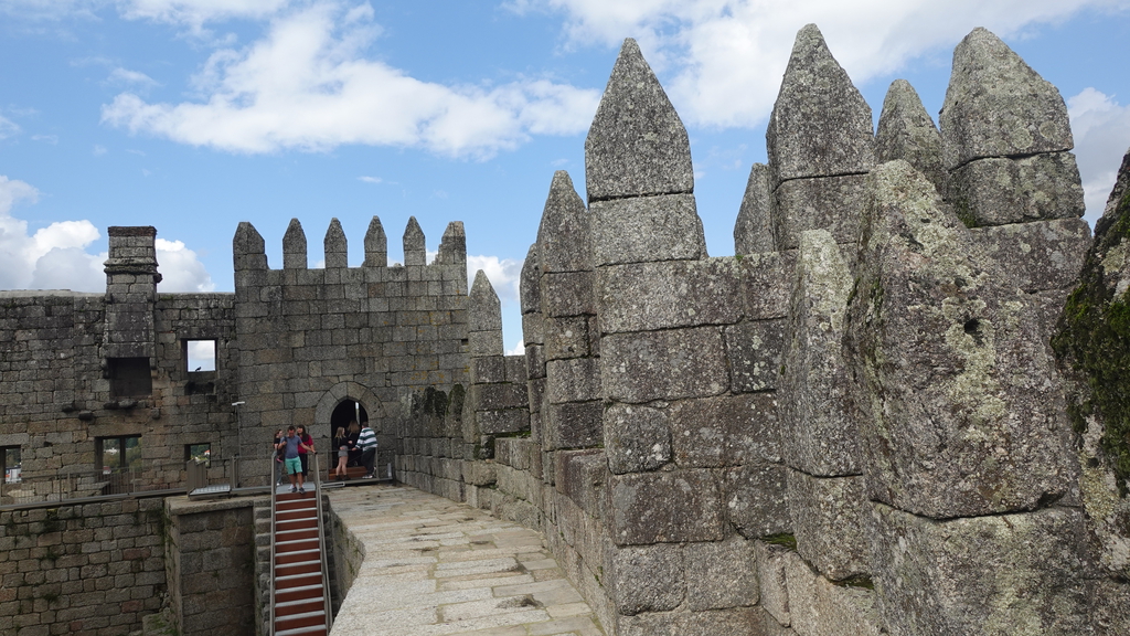 Castelo de Guimarᾶes - Innengang auf der Mauer hinter den Zinnen