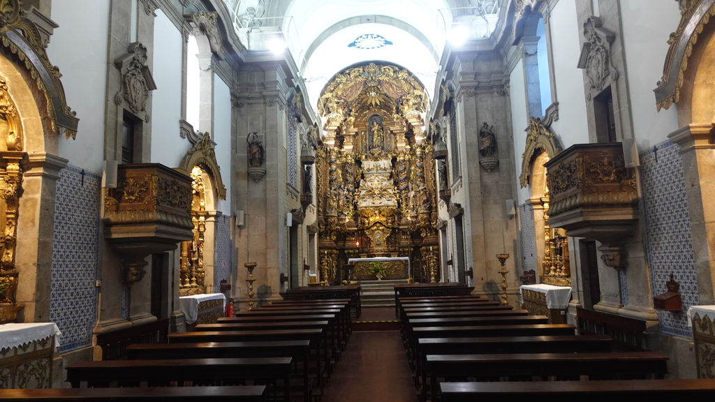 Blick von hinten durch den Hauptgang Richtung Altar
