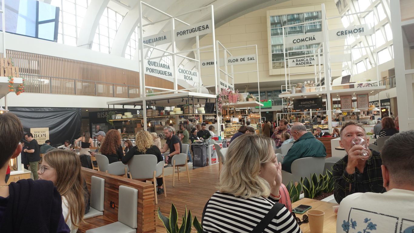 Mercado Bom Sucesso: Schlemmermarkt mit 40 Essens- und Getränkeständen - Blick in den Innenraum