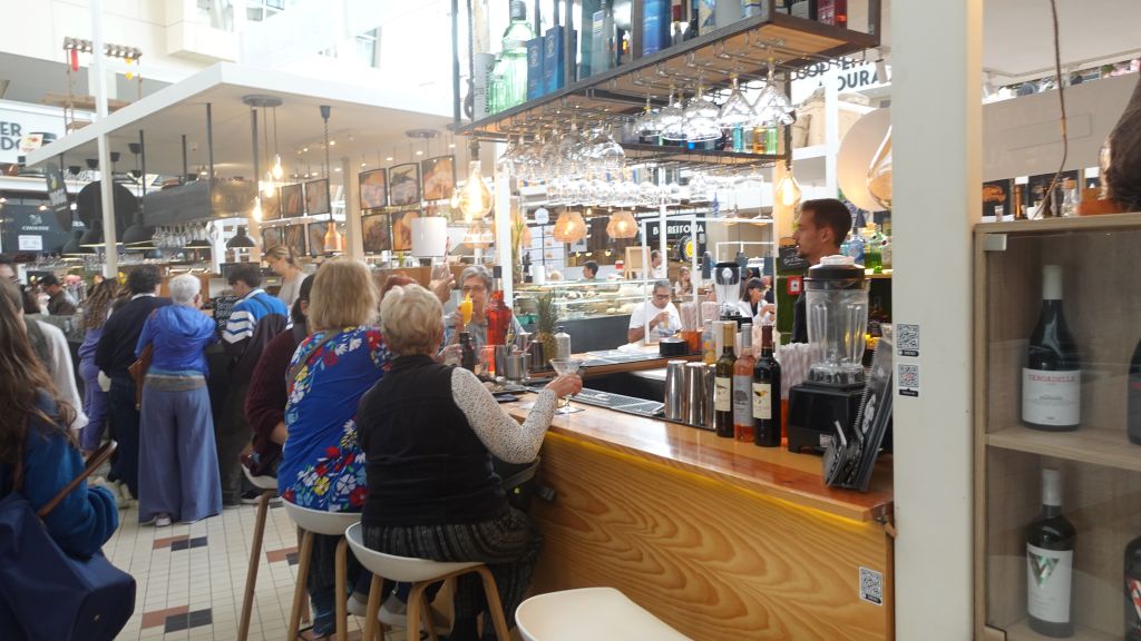 Cocktails aus aller Welt an einer Bar