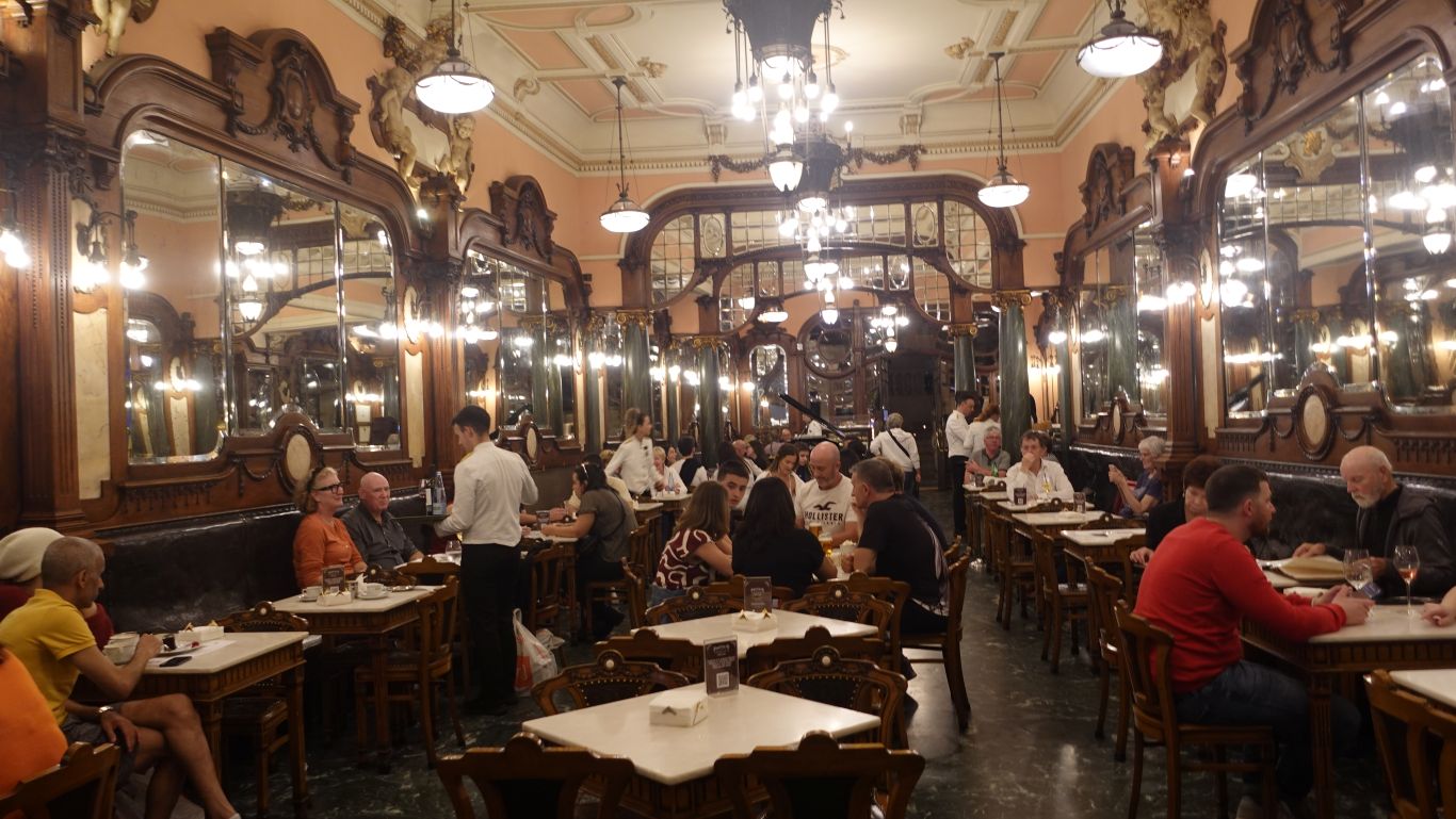 Gastraum im Belle-Epoque-Café Majestic in Porto