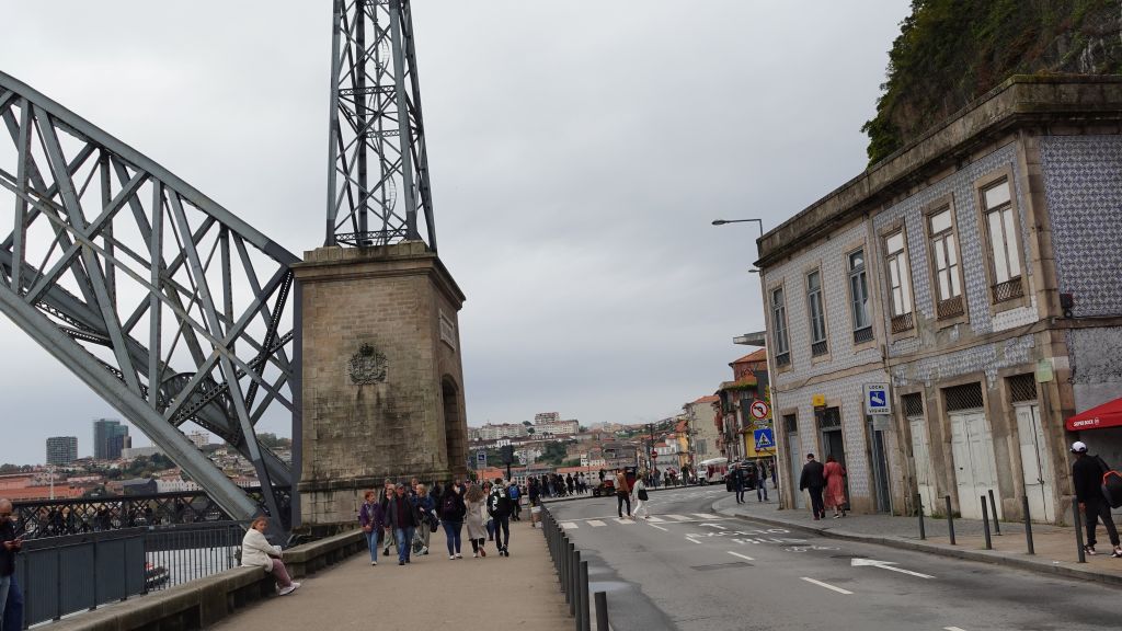 Talstation on der Nähe der Brücke Dom Luis I