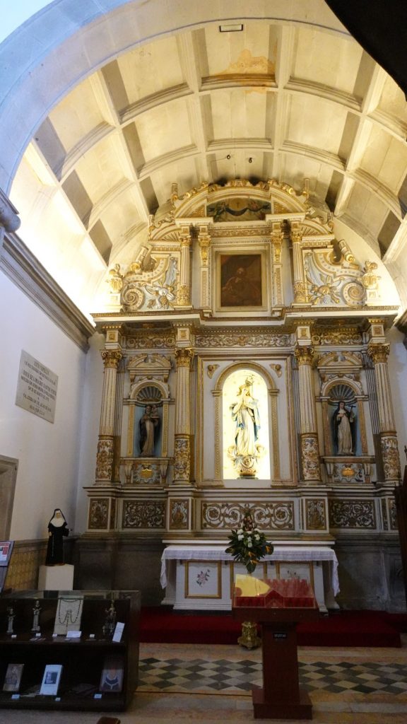 Die vergoldeten Holzschnitzereien in der Kirche sind wahrhaft meisterhaft.