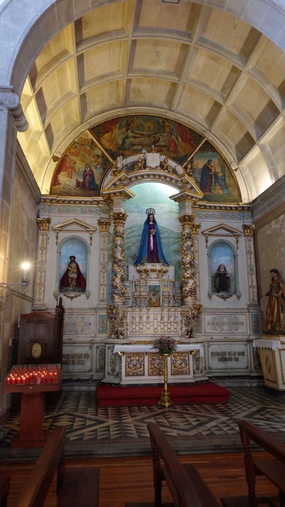 Die vergoldeten Holzschnitzereien in der Kirche sind wahrhaft meisterhaft.