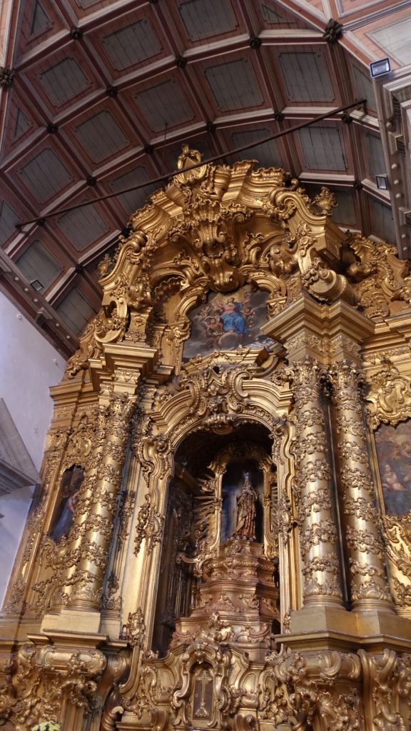 Die vergoldeten Holzschnitzereien in der Kirche sind wahrhaft meisterhaft.