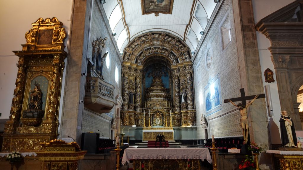 Die vergoldeten Holzschnitzereien in der Kirche sind wahrhaft meisterhaft.