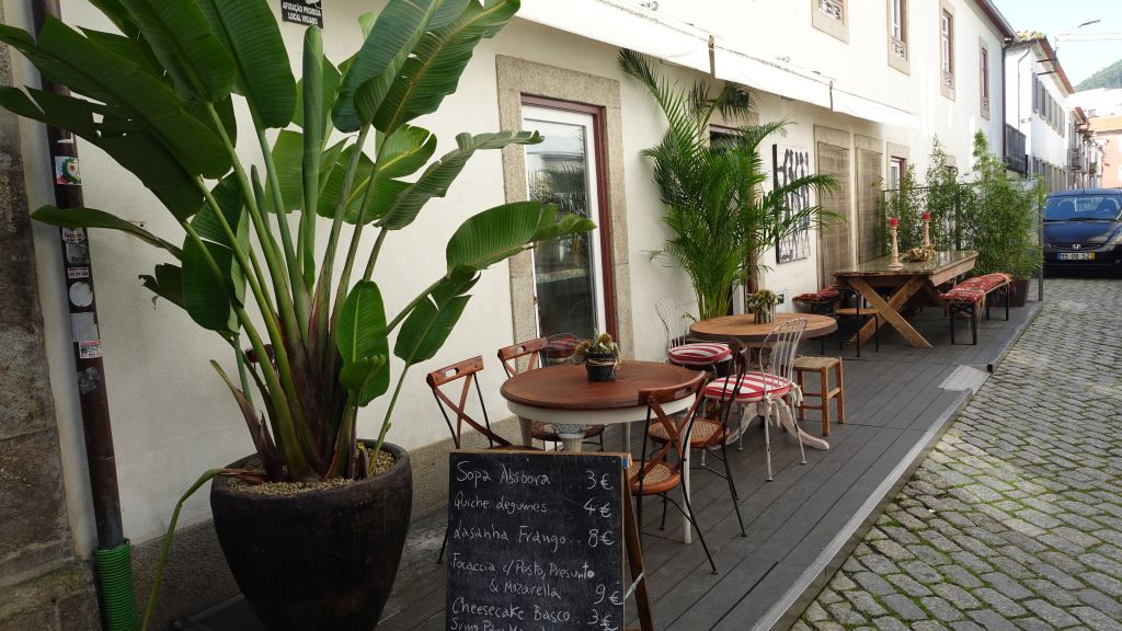 Zeit zum Entspannen - Straßencafé in ruhiger Seitenstraße