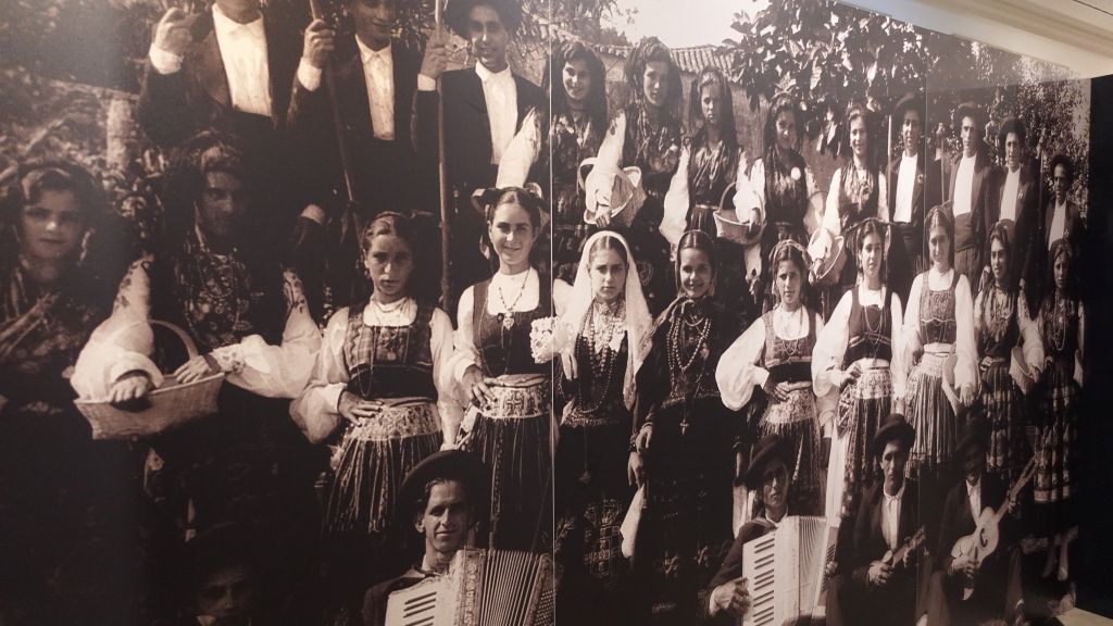 Museu do Traje Viana do Castelo (Kostümmuseum von Viana do Castelo) - Schwarz-weiß-Foto mit Mädchen in Trachten
