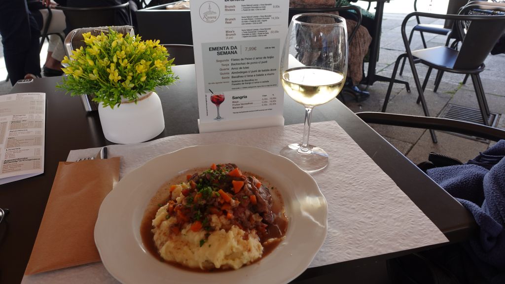 Preiswerter Mittagstisch, incl. Glas Wein 7,99 € - Fleisch-Gemüsegericht mit Stampfkartoffeln und einem Glas Weißwein