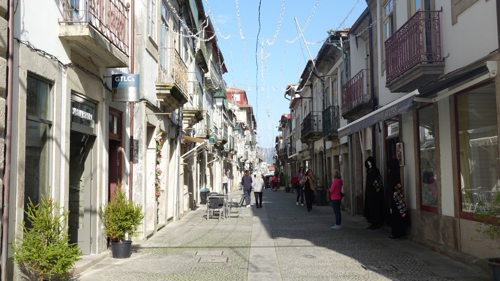 Szenen aus der Altstadt - schmale Fußgängerstraße mit Außengastronomie