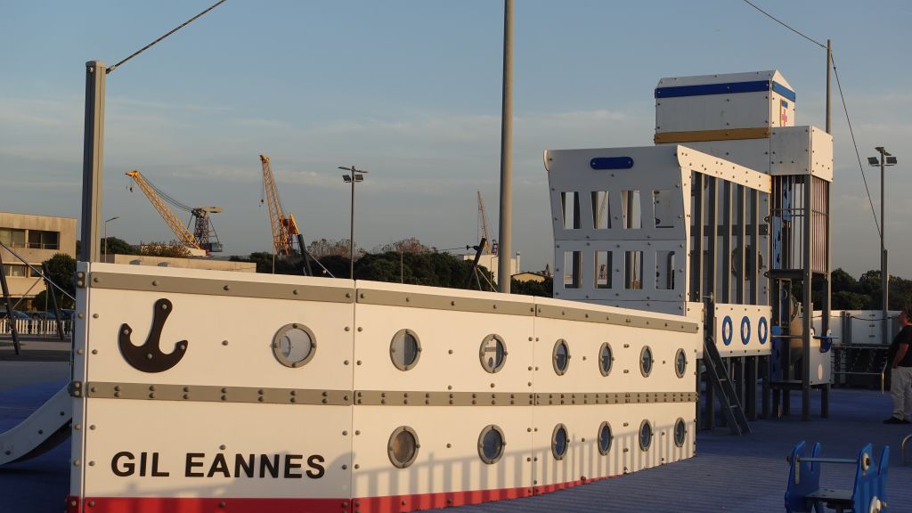 Der Nachbau des Schiffes Gil Eannes ist auf einem Spielplatz in Strandnähe ein beliebtes Kletterobjekt