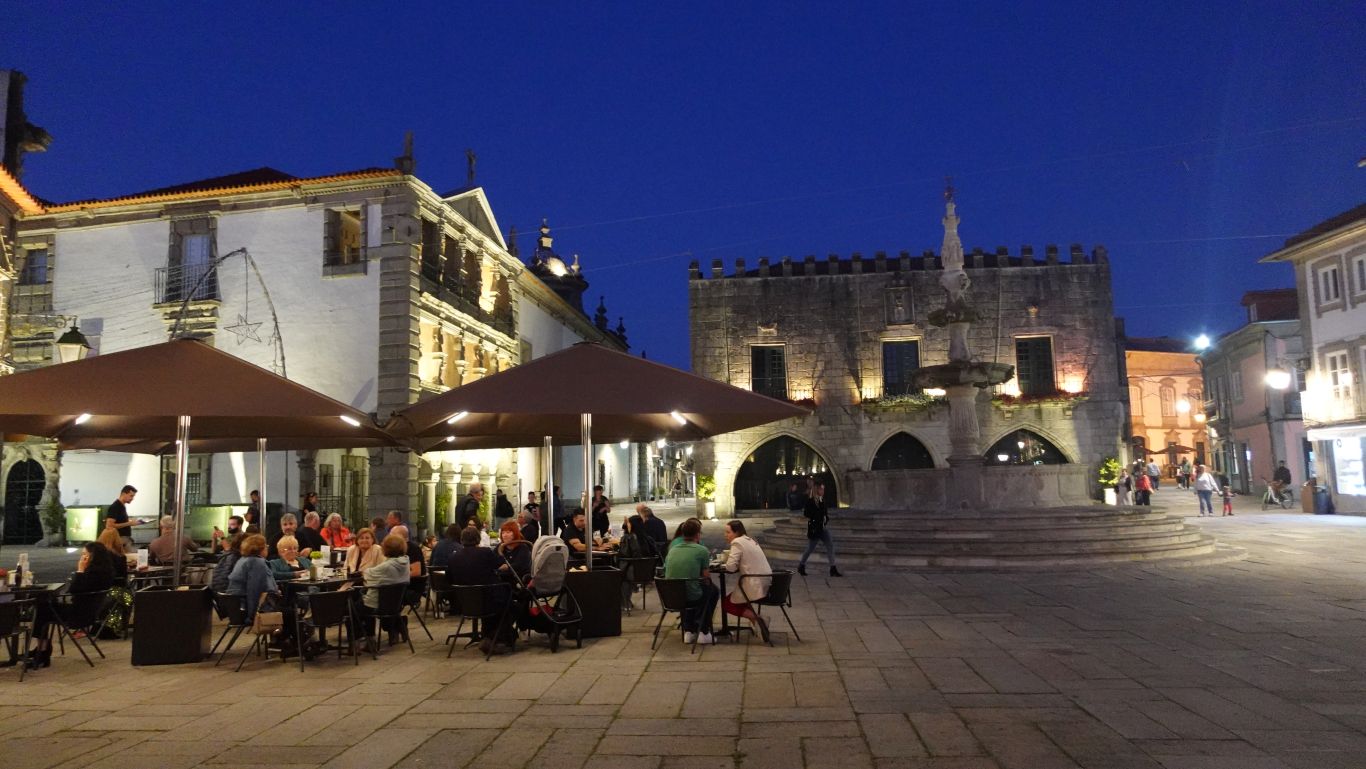 Viana do Castelo: Kleinod im Norden Portugals abseits der Touristenpfade - Abendstimmung in einem Restaurant auf dem Platz vor dem Castelo