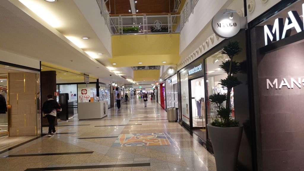 Shopping-Center Estaçᾶo Viana direkt am Bahnhof
