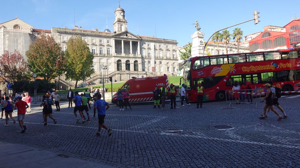 Sightseeing auf schöne Gebäude während des Laufes