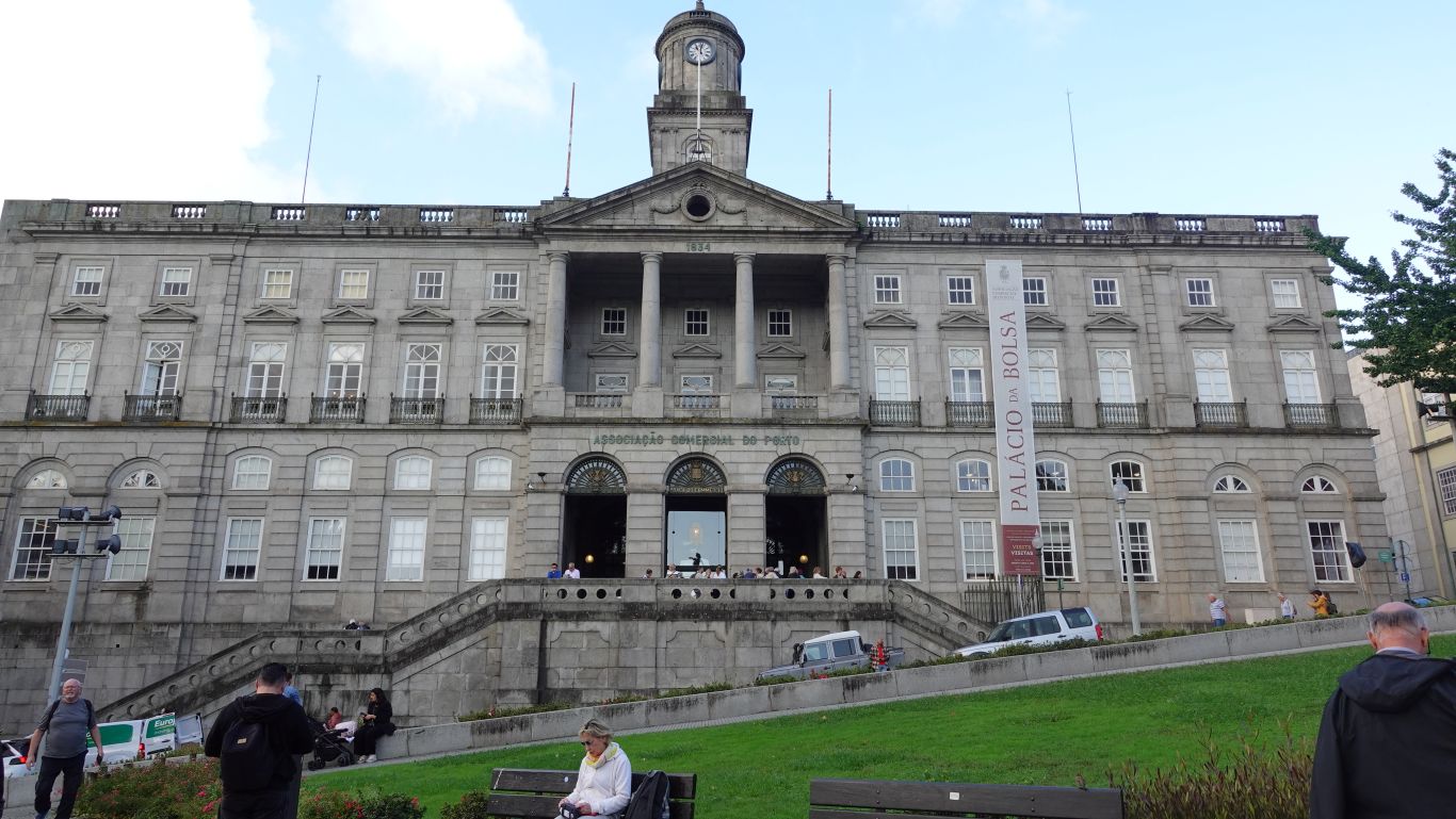 Palácio da Bolsa (Börsenpalast) in der Altstadt von Porto - Außenansicht