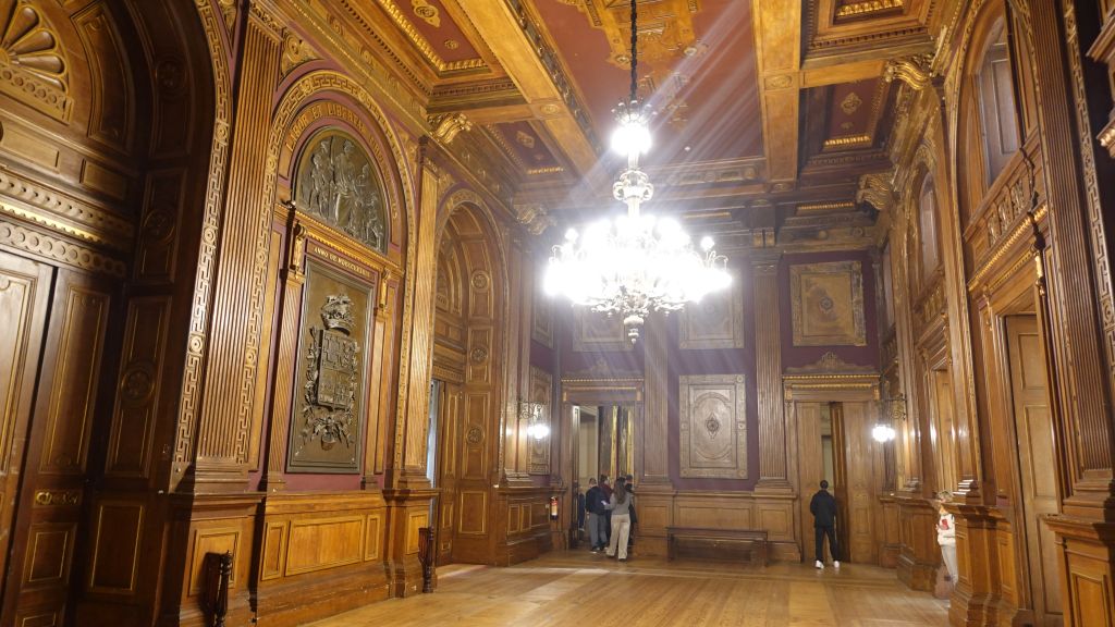 Imposante Palastszenen - riesige Kristalllüster hängen von der Decke herab