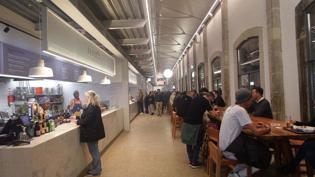 Der Time Out Market in Porto ist immer gut besucht - Blick auf die langen Besuchertische
