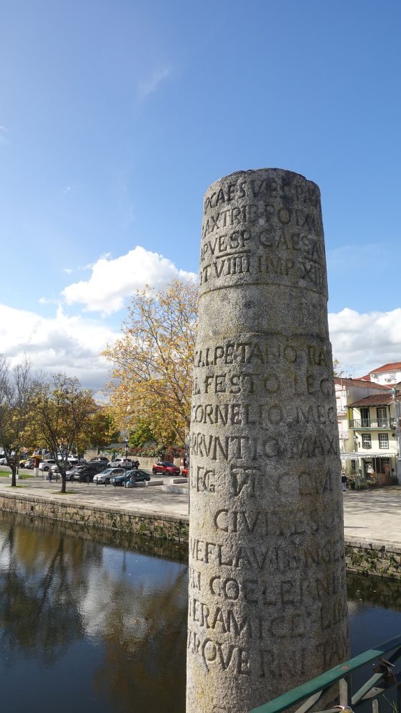 Ponte do Trajano: Römischen Kaisern gewidmete Säulen