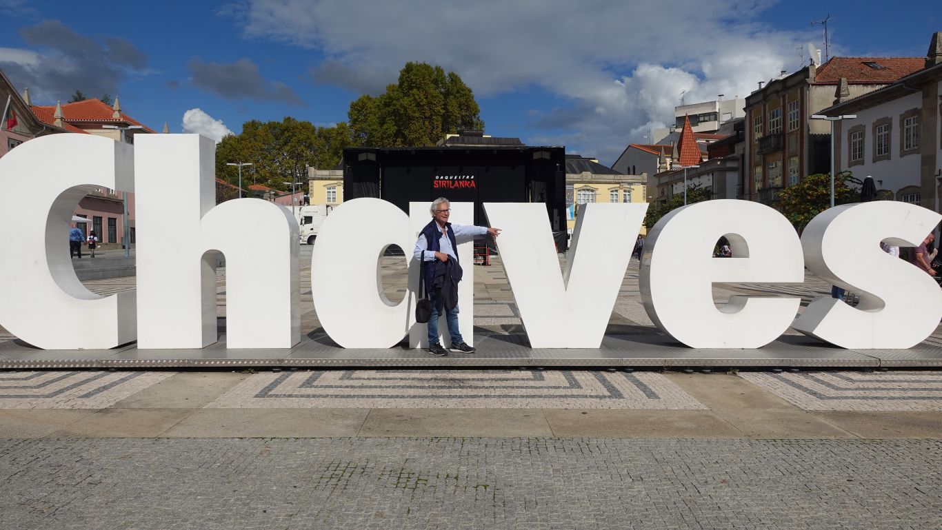 Chaves: Antike Römer, heilende Quellen und ein Geschmack von Portugal - Klaus vor dem mannshohen Schriftzug aus weißem Stein in der Stadt