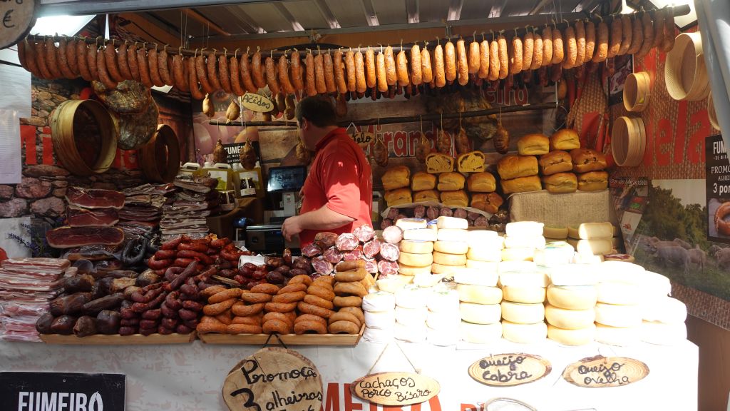 Kulinarik in Chaves: Ein Ort für Feinschmecker - Käse- und Wurststand