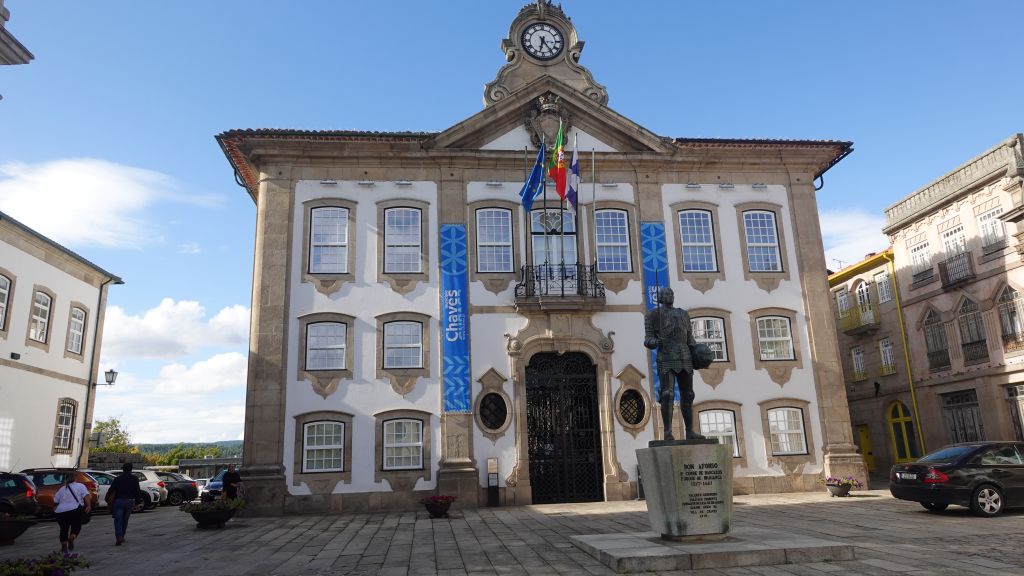 Praça de Camoes: kulturelles, historisches Zentrum in Chaves - Blick von außen/vorn