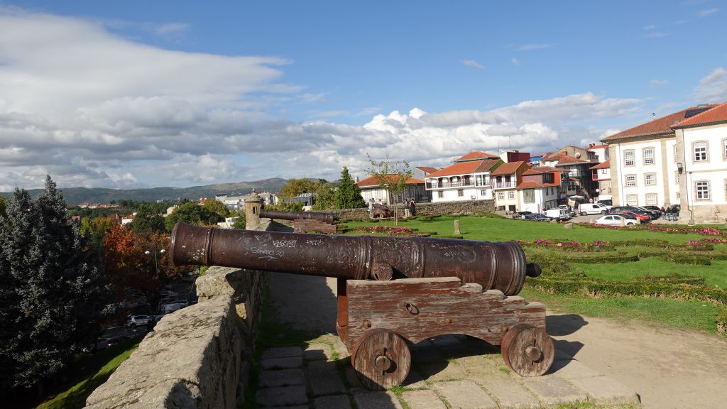 Jardim do Castelo: gepflegter Garten mit schöner Aussicht - im Vordergrund eine antike Kanone