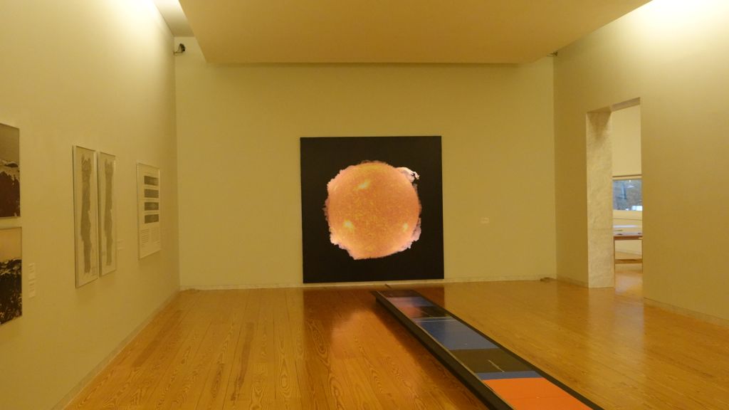 Ständig wechselnde Ausstellungen zeitgenössischer Kunst werden präsentiert - riesiges Wandbild