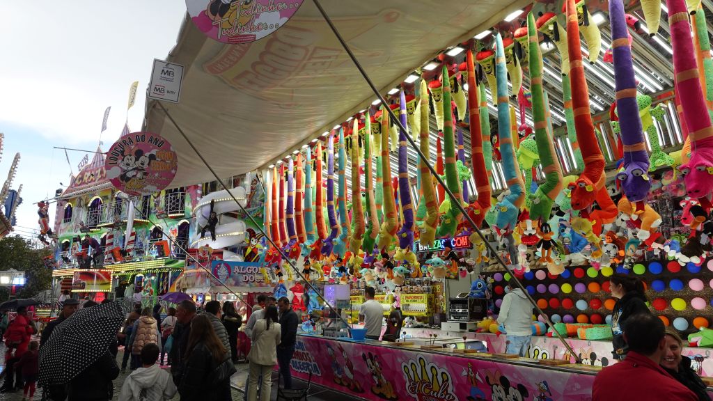 Eine Kirmes rundet das Fest Feira dos Santos ab