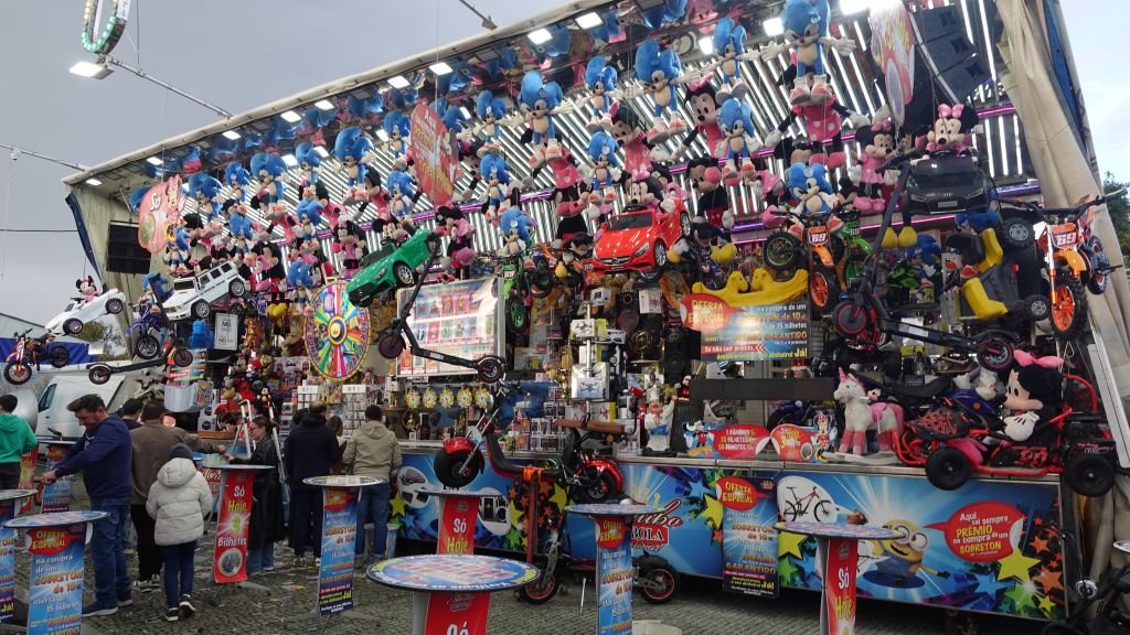 Eine Kirmes rundet das Fest Feira dos Santos ab - Stand mit Losverkauf