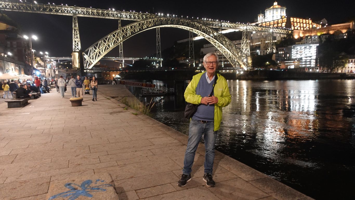 Bogenbrücke Dom Luis I: Das eiserne Wahrzeichen von Porto - Klaus steht am Ufer mit der Brücke im HIntergrund