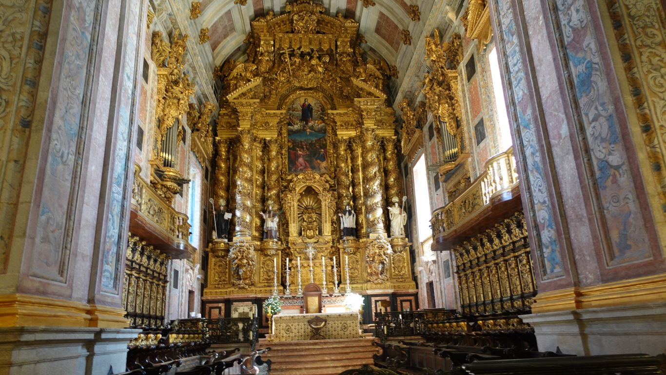 Kathedrale von Porto (Sé do Porto): Bischofssitz des Bistums von Porto - Blick durchs Kirchenschiff auf den Altar