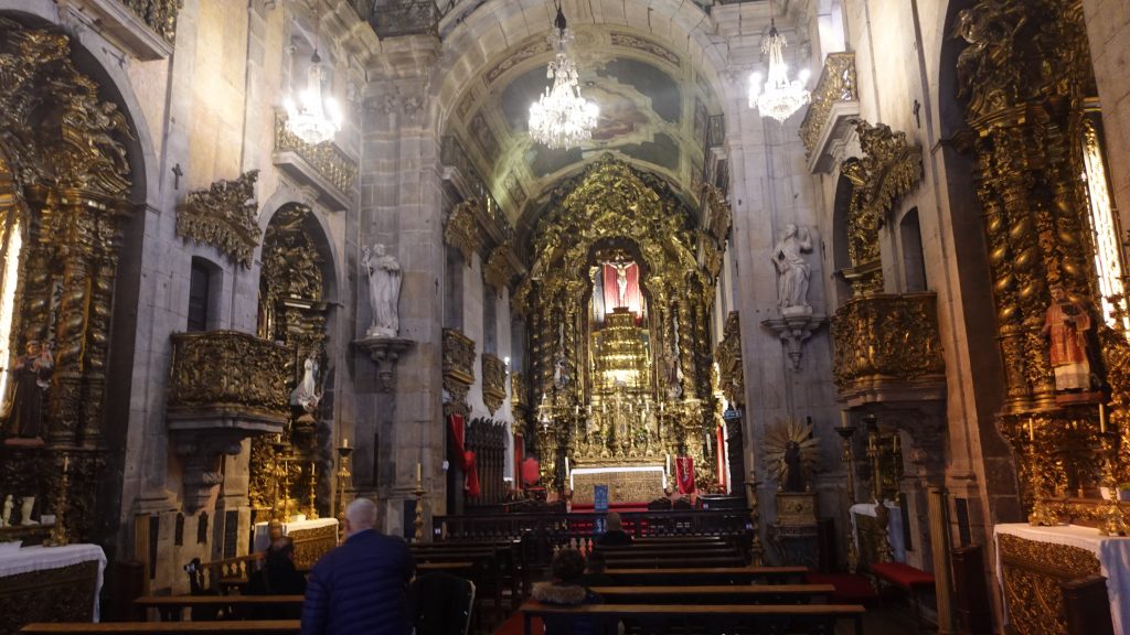 Architektonisches Meisterwerk: Kirche Igreja do Carmo im Barockstil - Innenansicht von hinten Richtung Altar