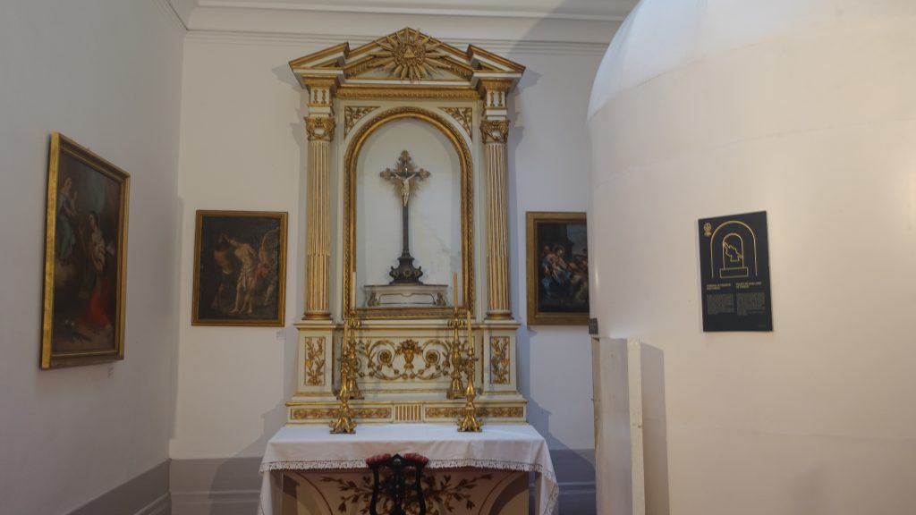 Angeschlossen ist ein kleines Museum - kleiner Altar
