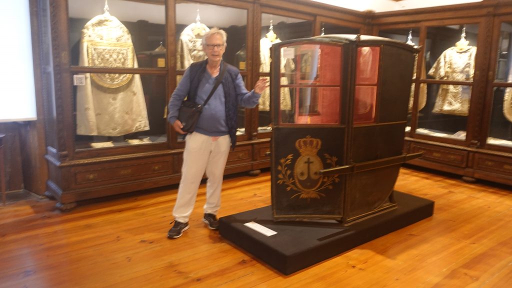 Angeschlossen ist ein kleines Museum - Klaus neben einer Sänfte