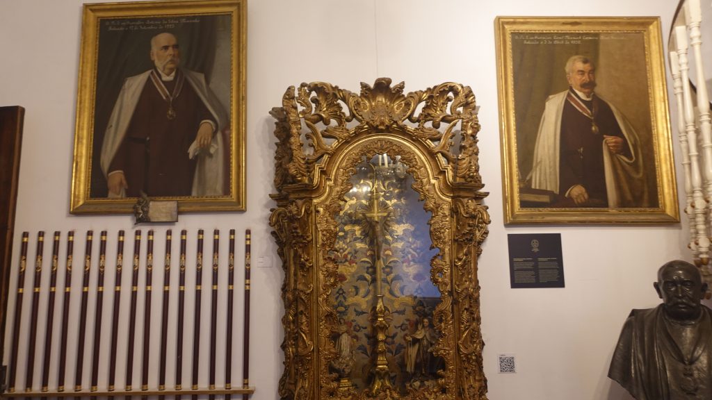 Angeschlossen ist ein kleines Museum - Wandbilder berühmter Persönlichkeiten