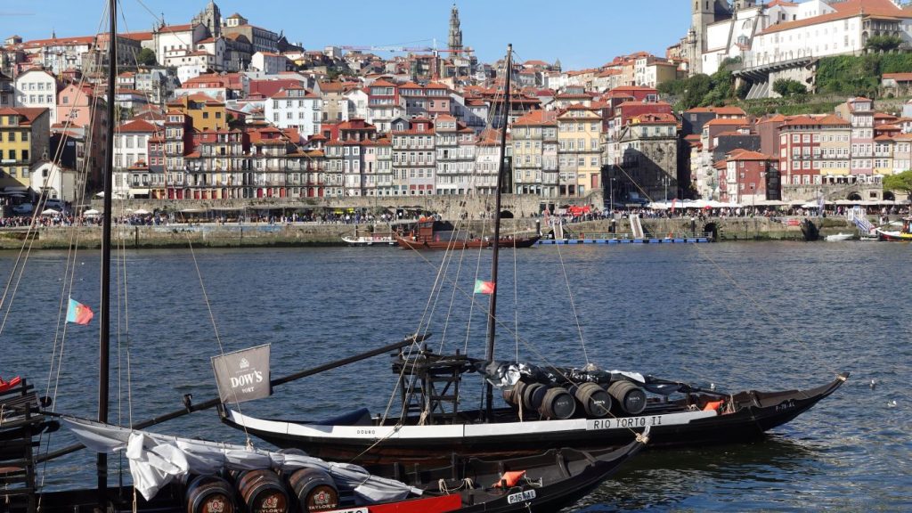 1 unvergesslicher Tag in Porto: Mit uns entdeckst du die Highlights - Blick über den Fluss auf Vilanova mit Booten im Vordergrund