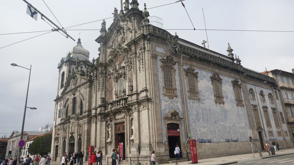 Igreja da Carmo Text: Beeindruckende Außenfassade mit typischen portugiesischen Azulejos