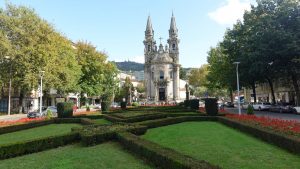 Guimarᾶes: So erlebst du portugiesische Geschichte pur - Blick über Parkanlagen hinweg auf eine Kirche mit zwei Türmen