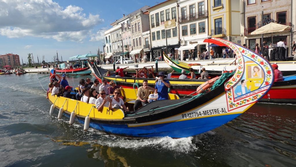 Aveiro/Costa Nova: Klein Venedig und endloser Strand - buntes Ausflugsboot in voller Fahrt