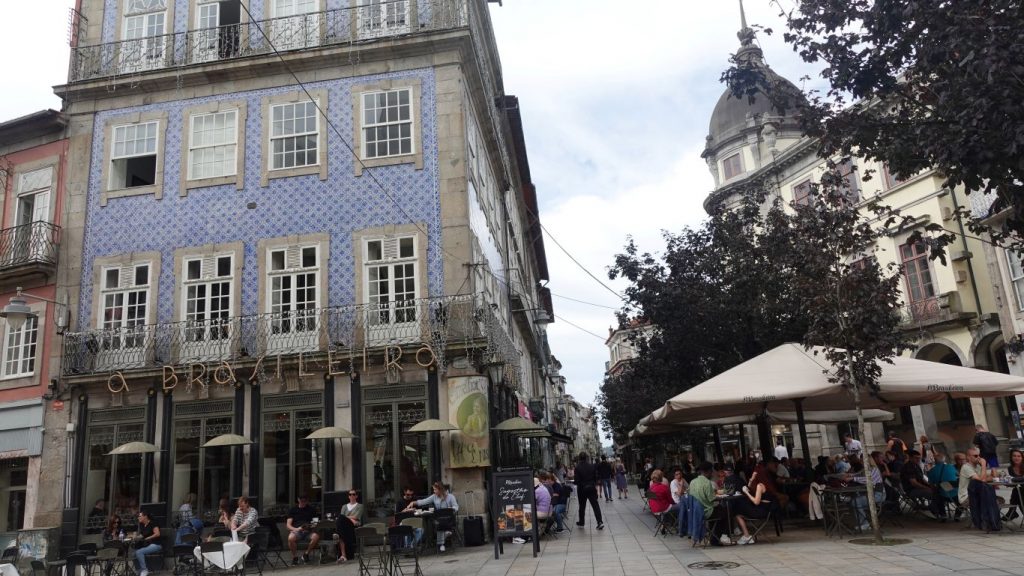 Braga: Leben hier die zufriedensten Menschen Portugals? - Blick in eine Restaurantmeile