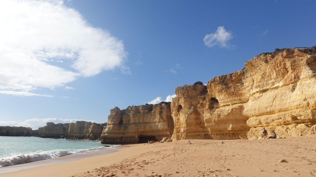 Praia da Coelha - Strand und Felsen