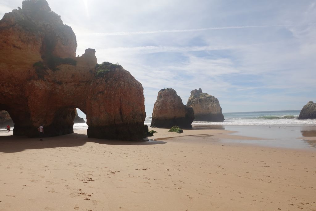 Praia dos Três Irmãos - Felsbögen ragen aus dem Meer