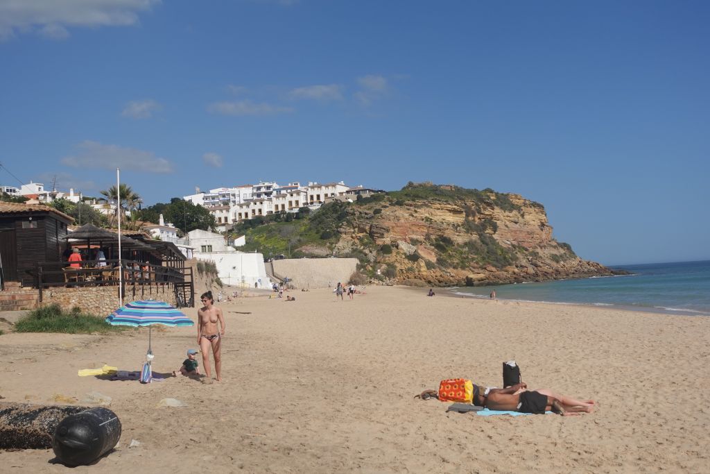 Praia do Burgau - Menschen liegen am Strand