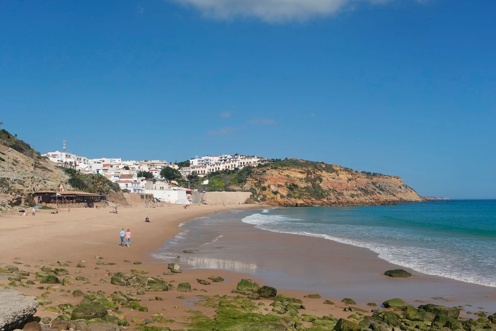 Burgau: Ein idyllisches Örtchen an der Westalgarve - Blick vom Strand auf den Ort