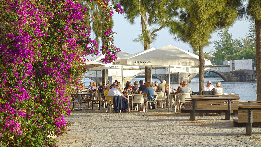 Tavira: Die charmante Stadt am Fluss Gilão - ein Restaurant am Flussufer