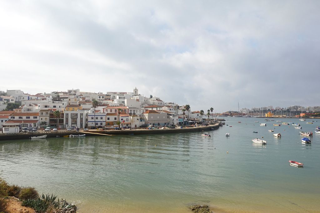 Ferragudo: Idyllisches, anheimelndes Fischerdörfchen - Blick auf das Dorf vom Wasser aus.